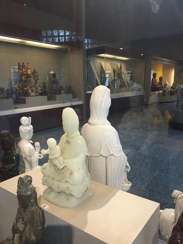 Pho tượng Quan Âm tống tử trưng bày tại Bảo tàng Văn hóa Phật giáo. Ảnh: Lệ Hà